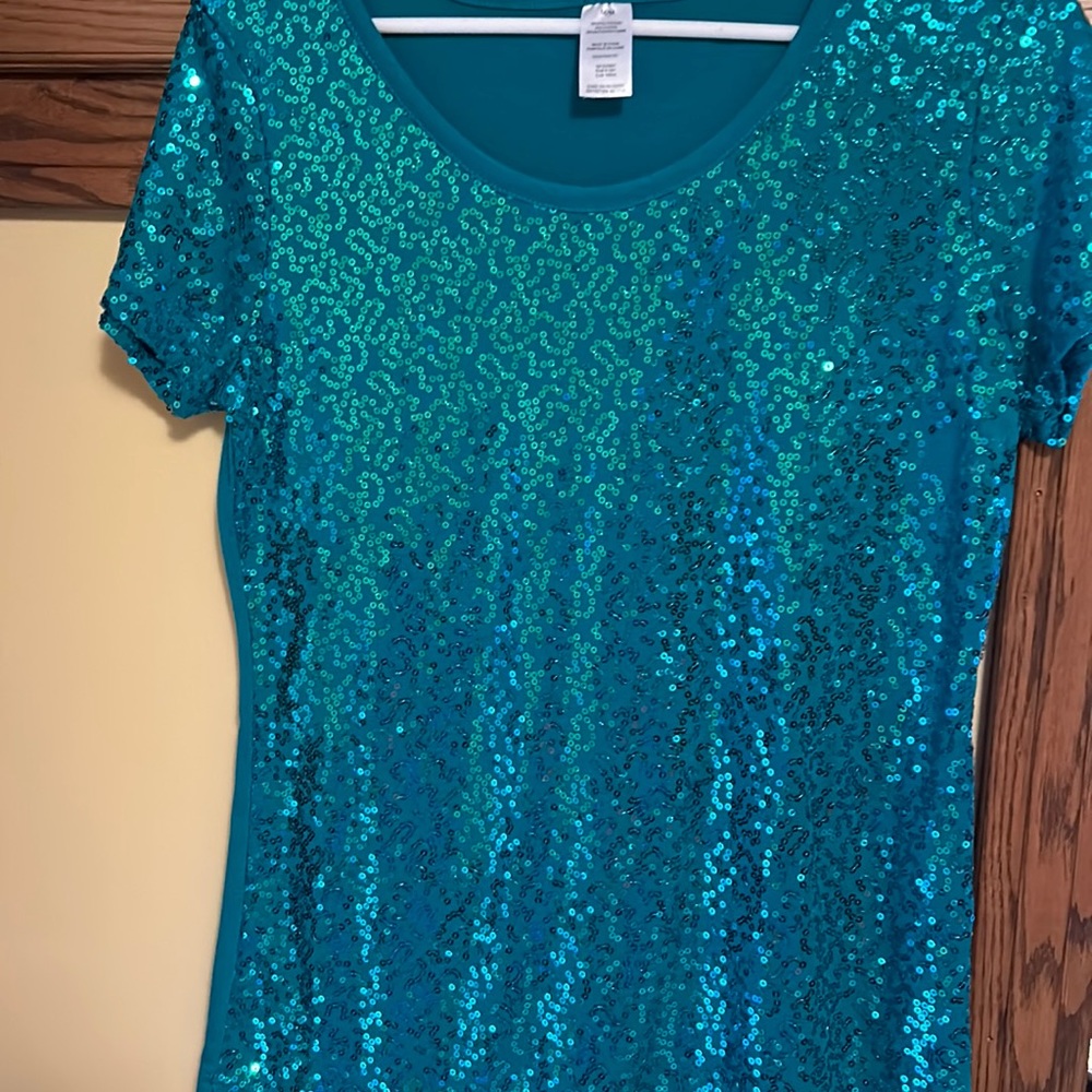 Shirt sleeve sequined top